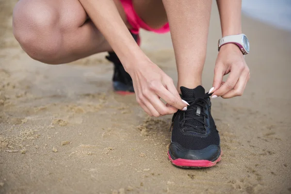 Mujer atando un calzado deportivo —  Fotos de Stock