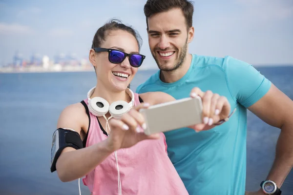 Felice coppia prendendo selfie sulla spiaggia — Foto Stock