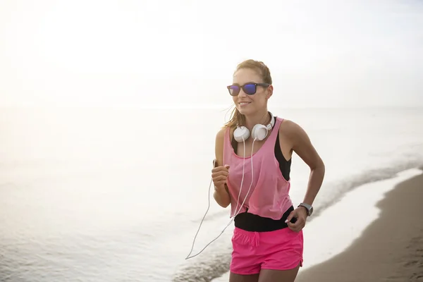 Frau joggt während des Sonnenaufgangs — Stockfoto