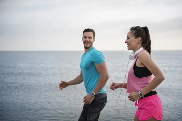 Par jogging på stranden — Stockfoto