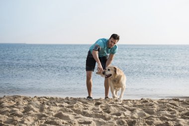 Köpek ile jogging sahilde adam 