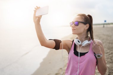 Kadın egzersiz yaptıktan sonra selfie yapma 