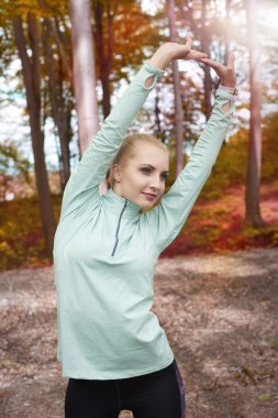 Kadın kaldırdı elleriyle germe  