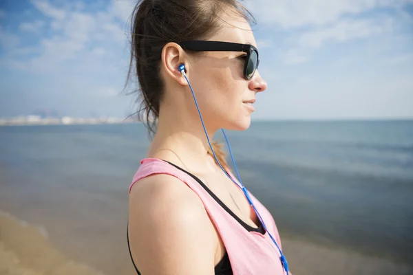 Frau schaut am Strand weg — Stockfoto