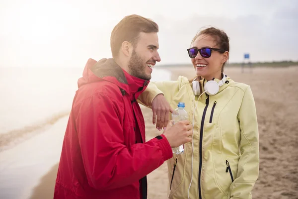 Coppia durante il jogging in spiaggia — Foto Stock