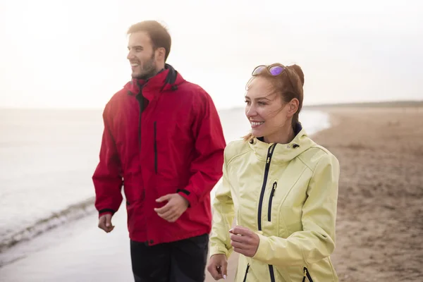 Couple jogging on the beach — Stock Photo, Image