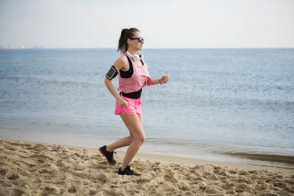 Donna sportiva sulla spiaggia — Foto Stock