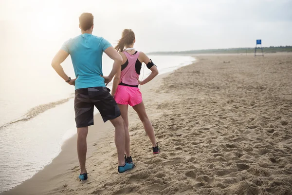 Couple regardant leur destination de jogging — Photo