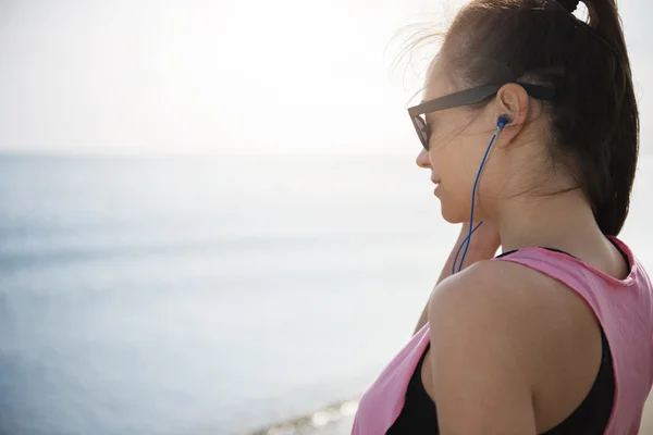 Donna che ascolta musica durante l'allenamento — Foto Stock