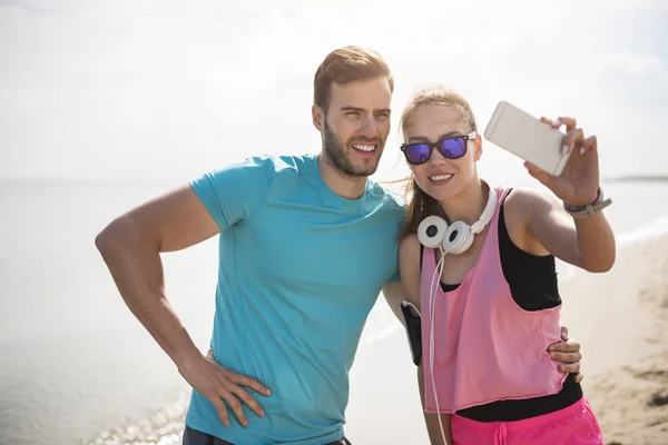 Pareja haciendo selfie en el teléfono móvil — Foto de Stock