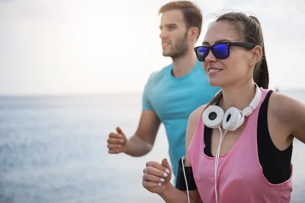 Man and woman jogging together — Stock Photo, Image