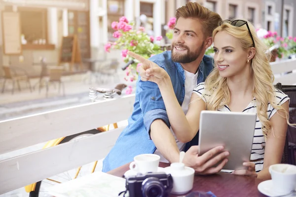 Pareja buscando lugares famosos de la ciudad —  Fotos de Stock