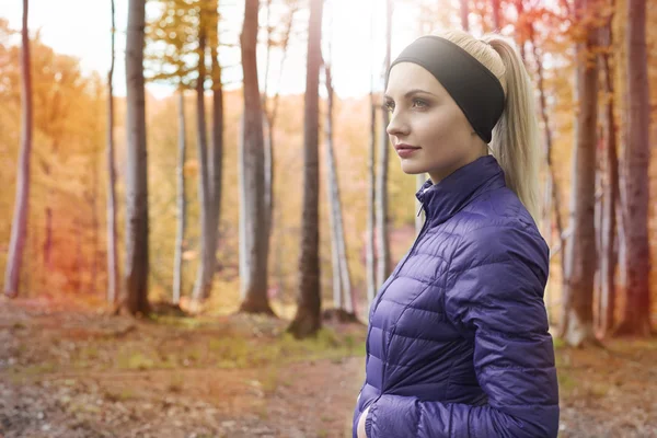 Vrouw klaar om te joggen in het bos — Stockfoto