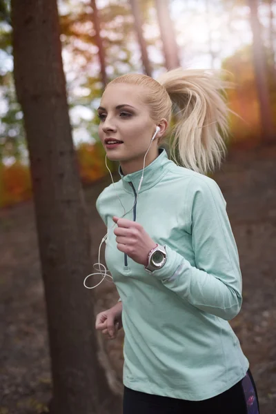 Femme jogging dans la forêt d'automne . — Photo