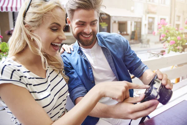 Pareja hojeando alguna foto —  Fotos de Stock