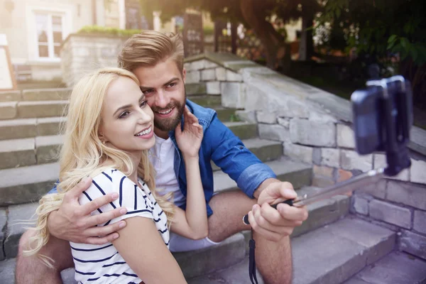 Coppia selfie scattato con un bastone selfie — Foto Stock