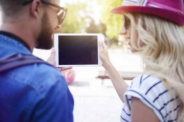 Пара використовує цифровий планшет — стокове фото