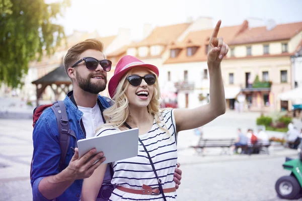 Pareja impresionada por las vistas de la ciudad — Foto de Stock