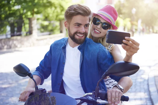 Paar-Selfie auf dem Motorrad aufgenommen — Stockfoto