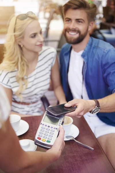 Eenvoudig betalen met uw smartphone — Stockfoto