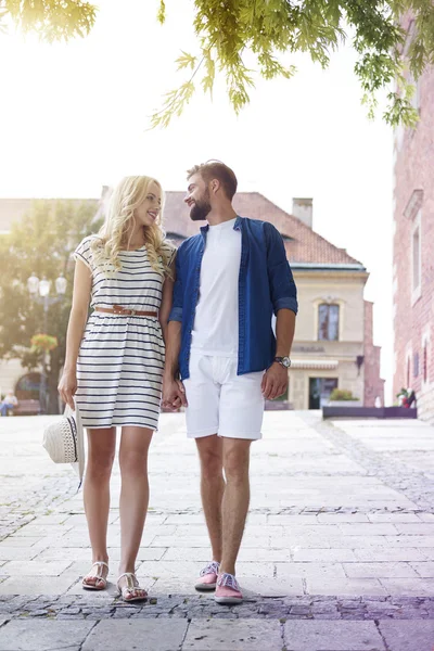 Paar bei schönem Spaziergang in der Altstadt — Stockfoto