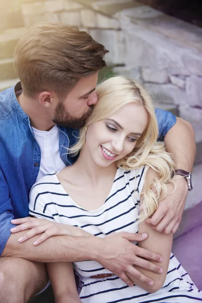 Homem beijando sua mulher nas escadas — Fotografia de Stock