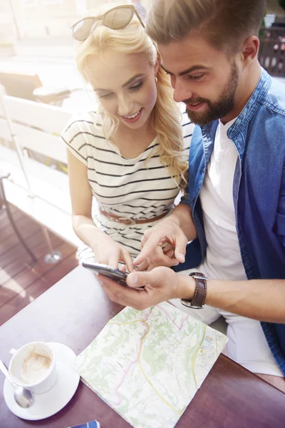 Paar nutzt Smartphone im Café — Stockfoto