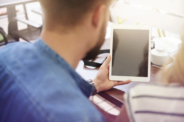 Tableta digital sostenida por un hombre — Foto de Stock