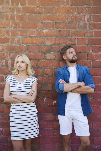 Beau couple avec les mains croisées — Photo