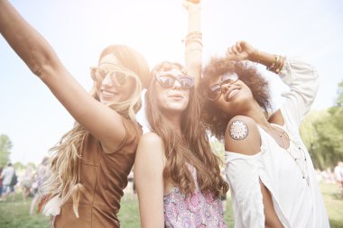 Arkadaşlar Müzik Festivali'nde eğleniyor 