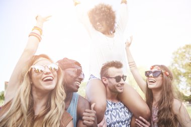 Arkadaşlar Müzik Festivali'nde eğleniyor 