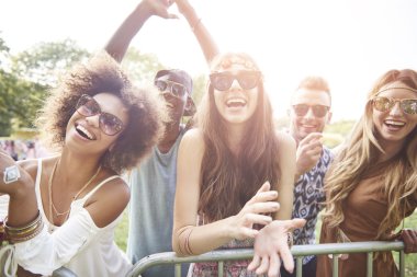 Arkadaşlar Müzik Festivali'nde eğleniyor 