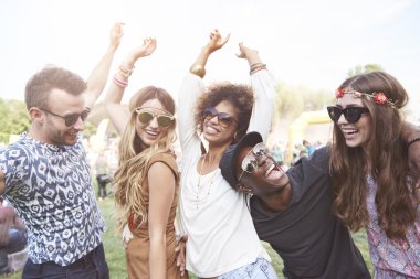 Arkadaşlar için en sevdikleri şarkı dans 