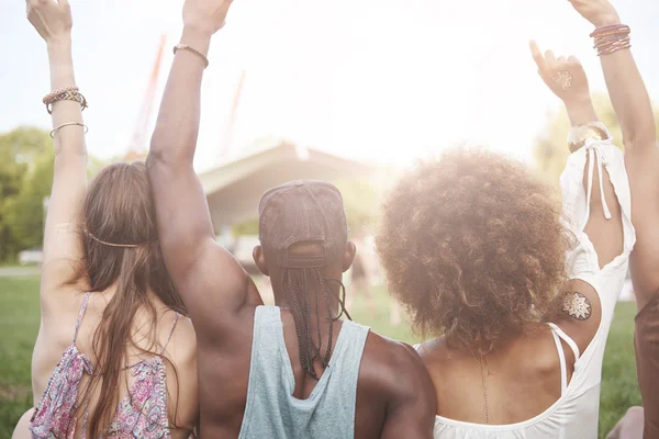 Amigos que vão a um festival — Fotografia de Stock