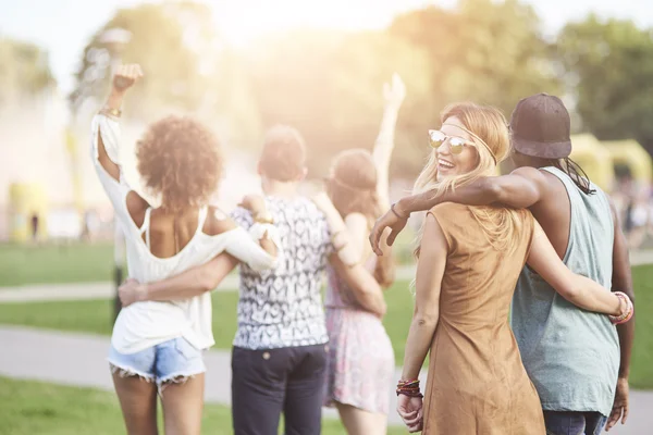 Amici che si divertono al festival musicale — Foto Stock