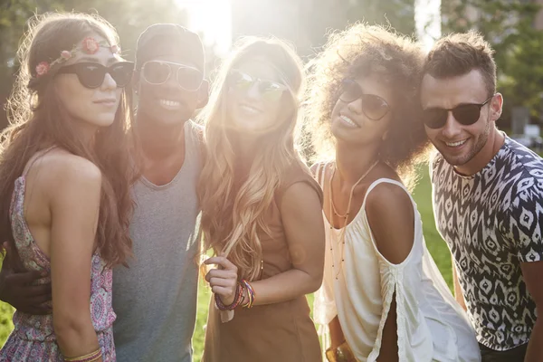 Vänner har kul på musikfestival — Stockfoto