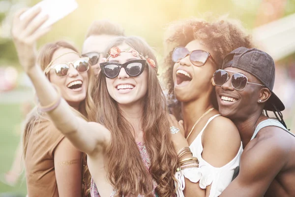 Grupo de amigos tomando una selfie — Foto de Stock