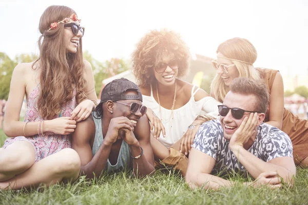 Zeit, sich mit Freunden auf dem Rasen auszuruhen — Stockfoto