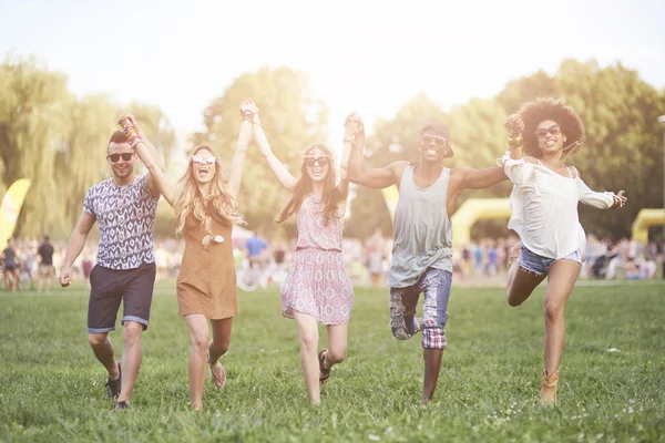 Des amis qui s'amusent au festival de musique — Photo