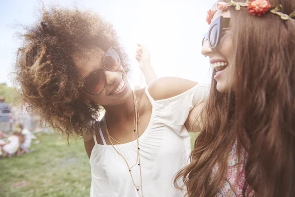 Beste Freunde beim Festival — Stockfoto