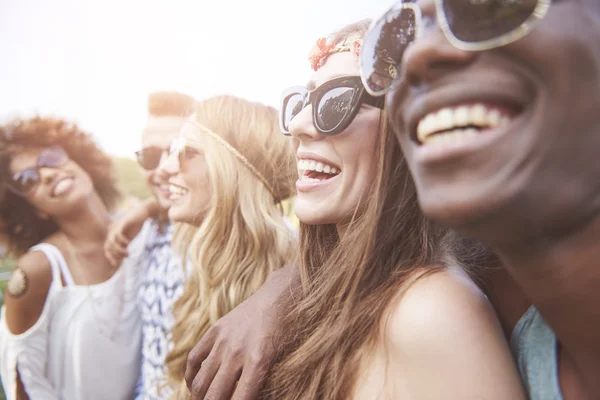 Amigos en el carnaval itinerante — Foto de Stock