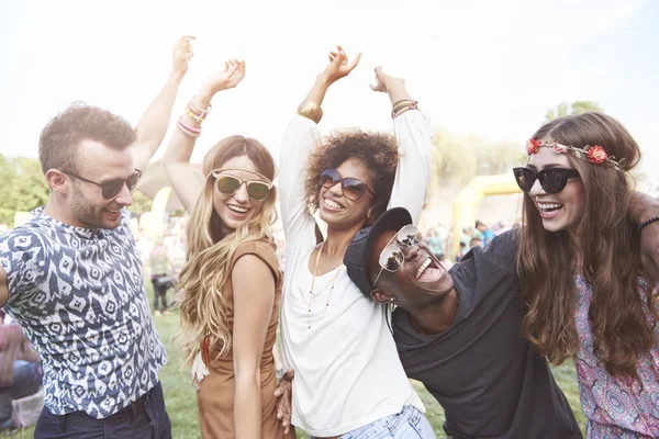 Arkadaşlar için en sevdikleri şarkı dans 