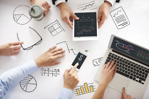 Handen op tafel tijdens zakelijke bijeenkomst — Stockfoto