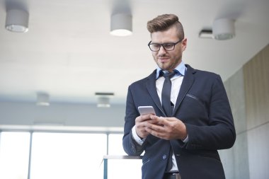 Modern işadamı cep telefonunu kullanma 