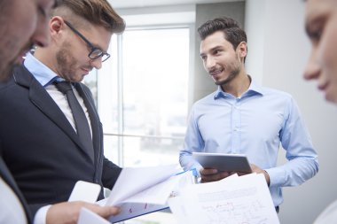 Şirket koridorda hızlı Toplantı