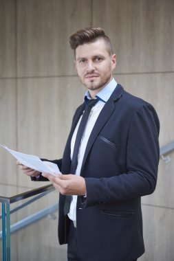 Belgelerle çalışan bir işadamı 