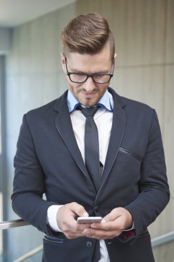 Onun cep telefonu bakıyordu adam 