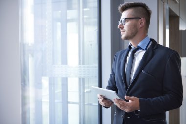 Dijital tablet kullanarak ofis çalışanı