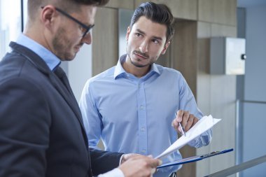 Birlikte ofiste çalışan iş adamları