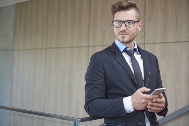 Cep telefonu kullanan iş adamı